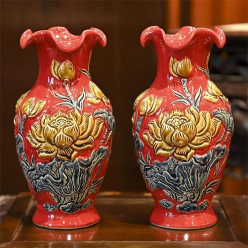 Lọ Hoa Men Đỏ Đắp Nổi Hoa Sen Miệng Lượn DT713