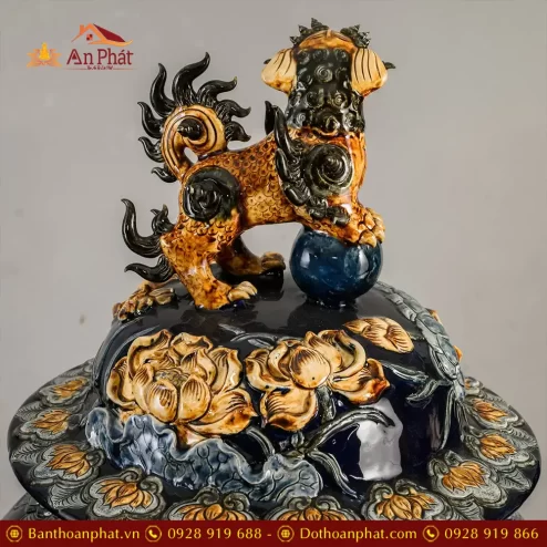 choe tho bat trang xanh coban dap noi hoa sen dt97600004